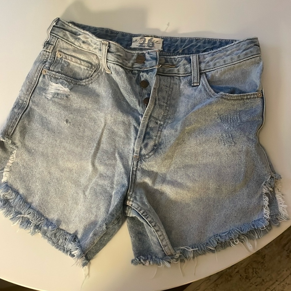 FREE PEOPLE BAGGY JEAN SHORTS !!